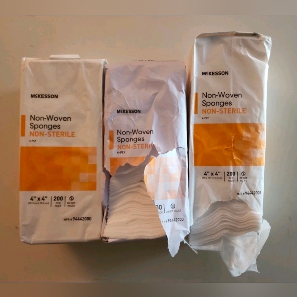 McKesson Non-Woven Sponges Non-Sterile 4-Ply (4" × 4") 200 Total - Picture 3 of 7